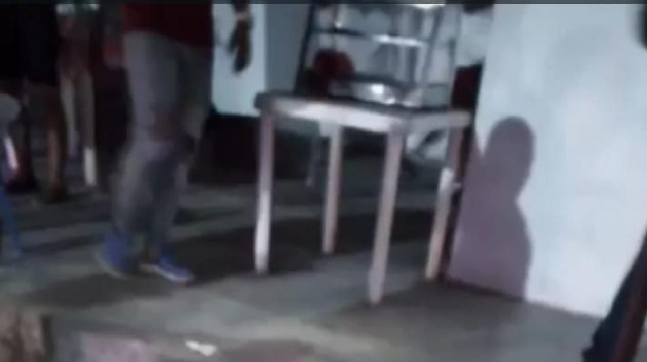 En este lugar quedó tendido el delincuente abatido por la Policía.