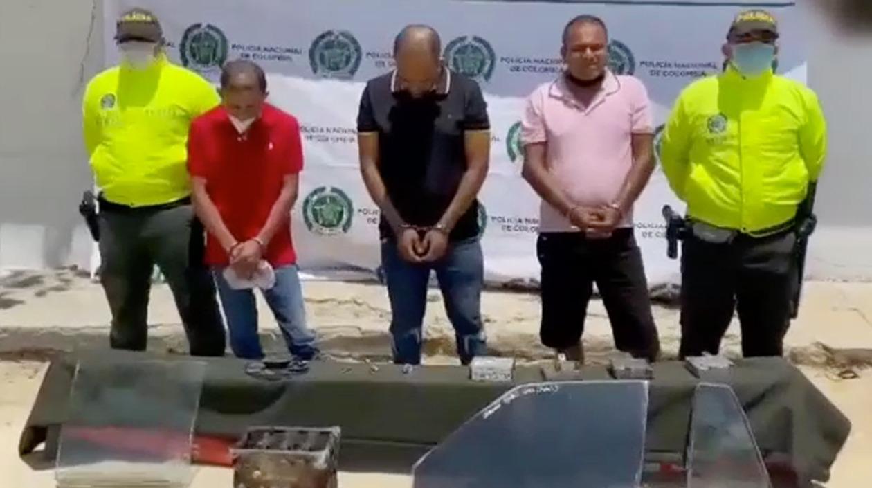 Los tres capturados durante el operativo. 
