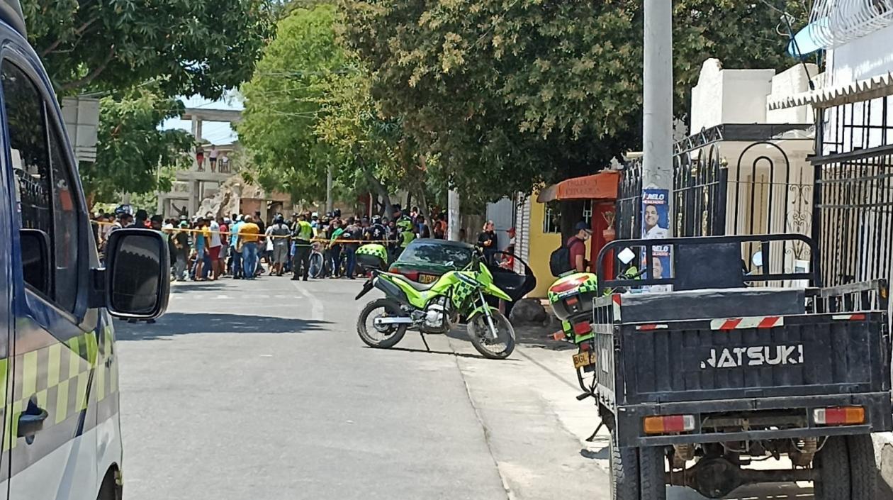 Los tres hombres quedaron muertos dentro del vehículo verde que se ve al fondo. 
