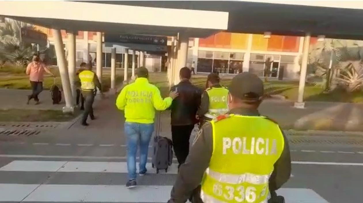 Uno de los capturados por la Dijin. 