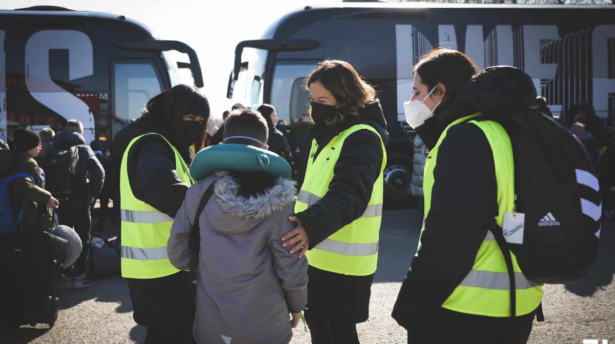 Los 80 refugiados rumbo a Italia.