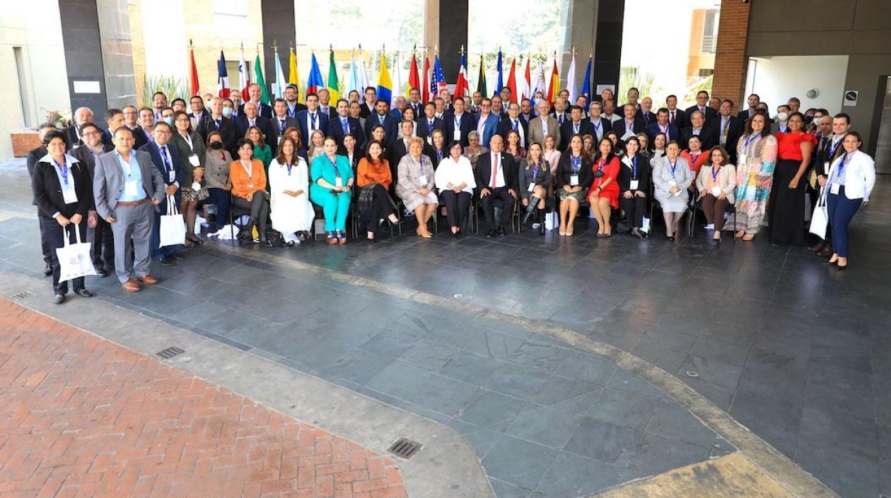 Los delegados de las misiones internacionales.