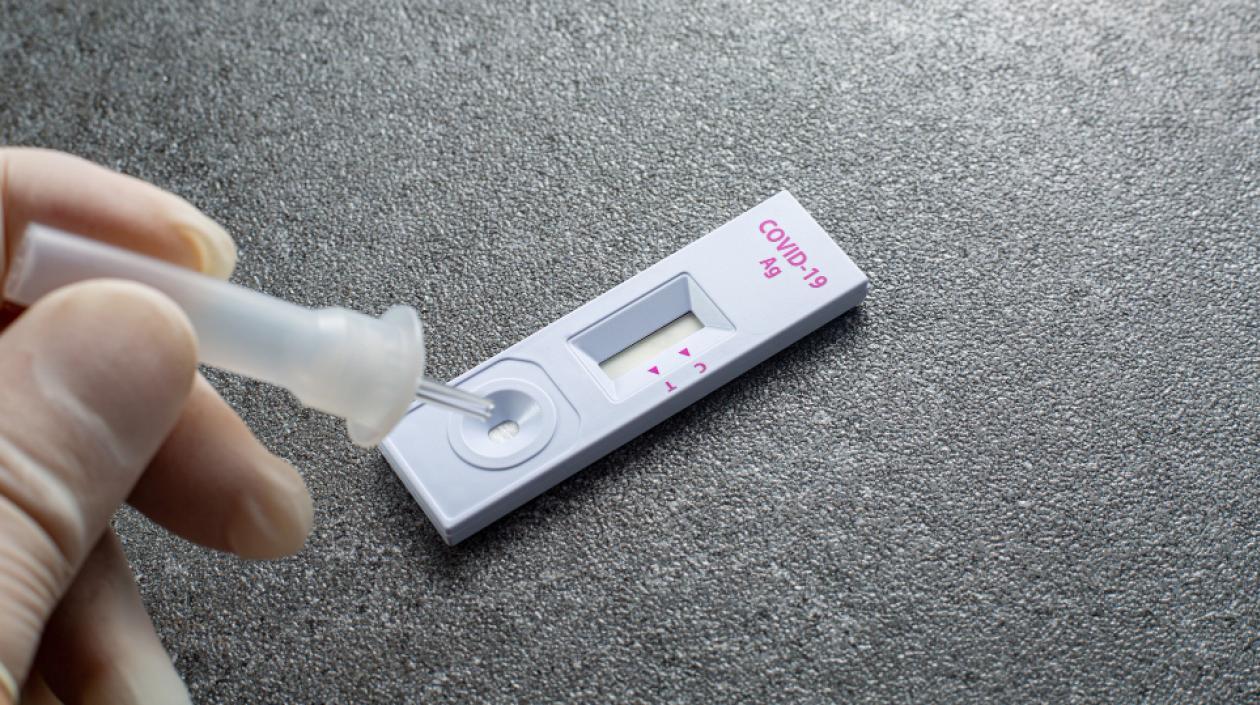 En caso de que el resultado de la prueba que se autorrealice sea positivo, deberá aislarse de inmediato durante siete días.