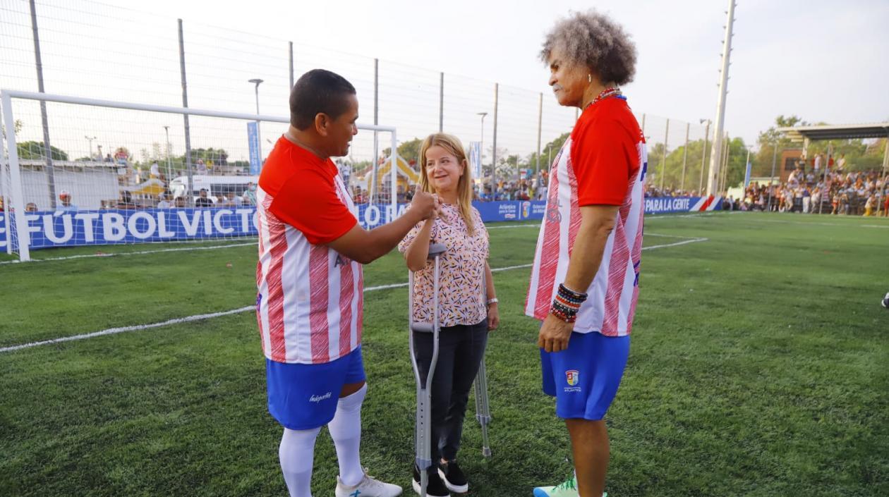 El Pibe Valderrama acompañó a la gobernadora Elsa Noguera a la entrega del estadio en Suan que lleva el nombre de Víctor Pacheco.