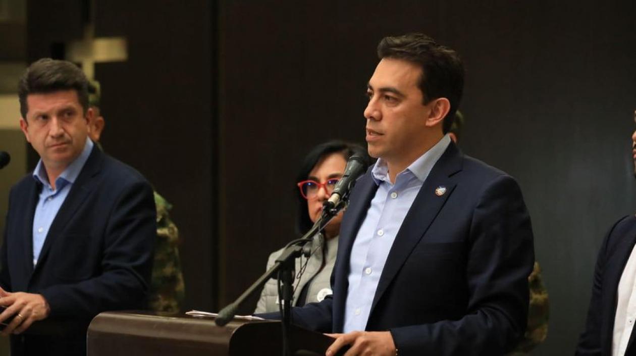 Registrador nacional, Alexánder Vega. A la izquierda, el ministro de Defensa, Diego Molano..