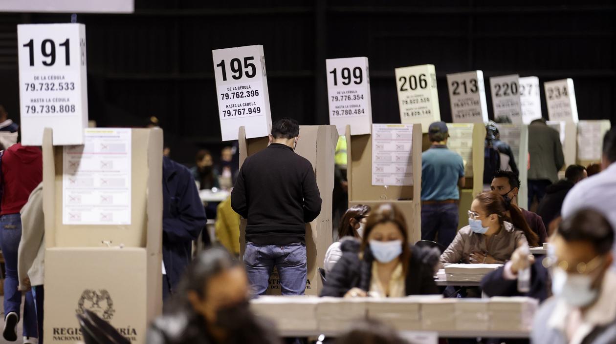  Un grupo de ciudadanos ejercen su derecho al voto en Corferias, uno de los principales puestos de votación del país, hoy en Bogotá (Colombia). 
