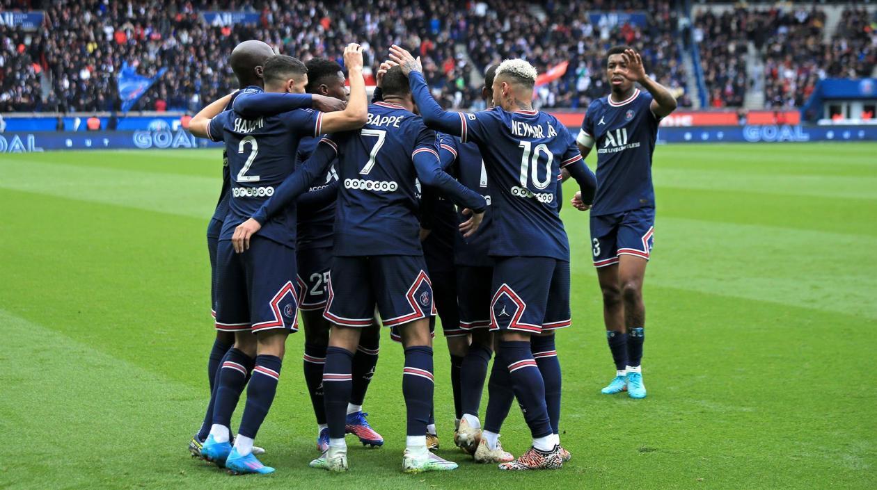 Jugadores del PSG celebra el gol de Kylian Mbappé.