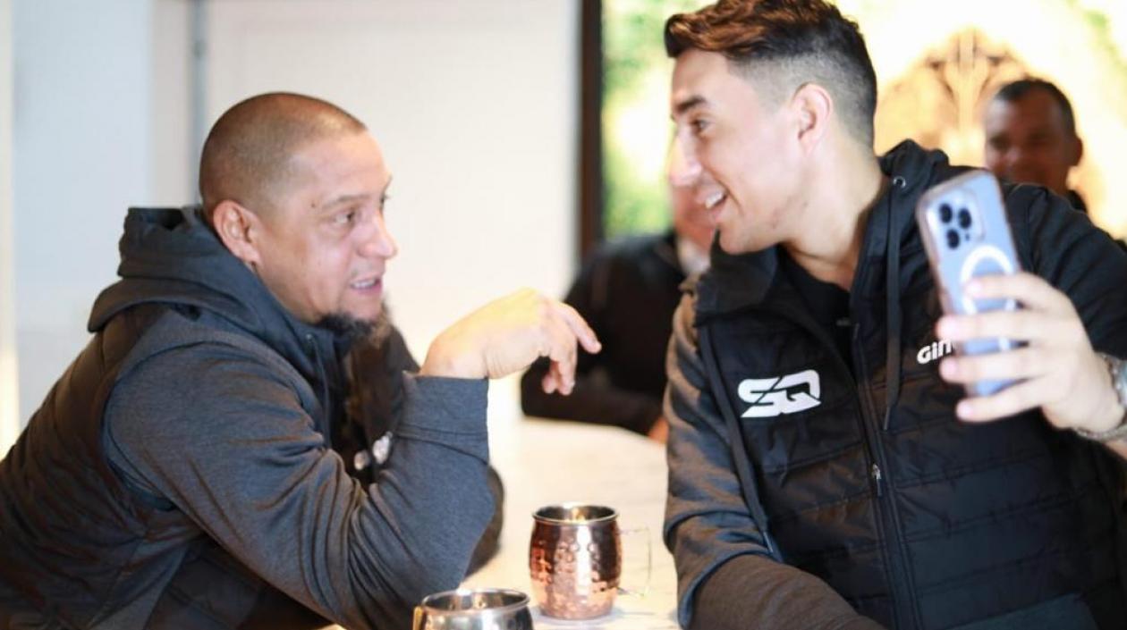 Roberto Carlos y Jonathan Lozano. 