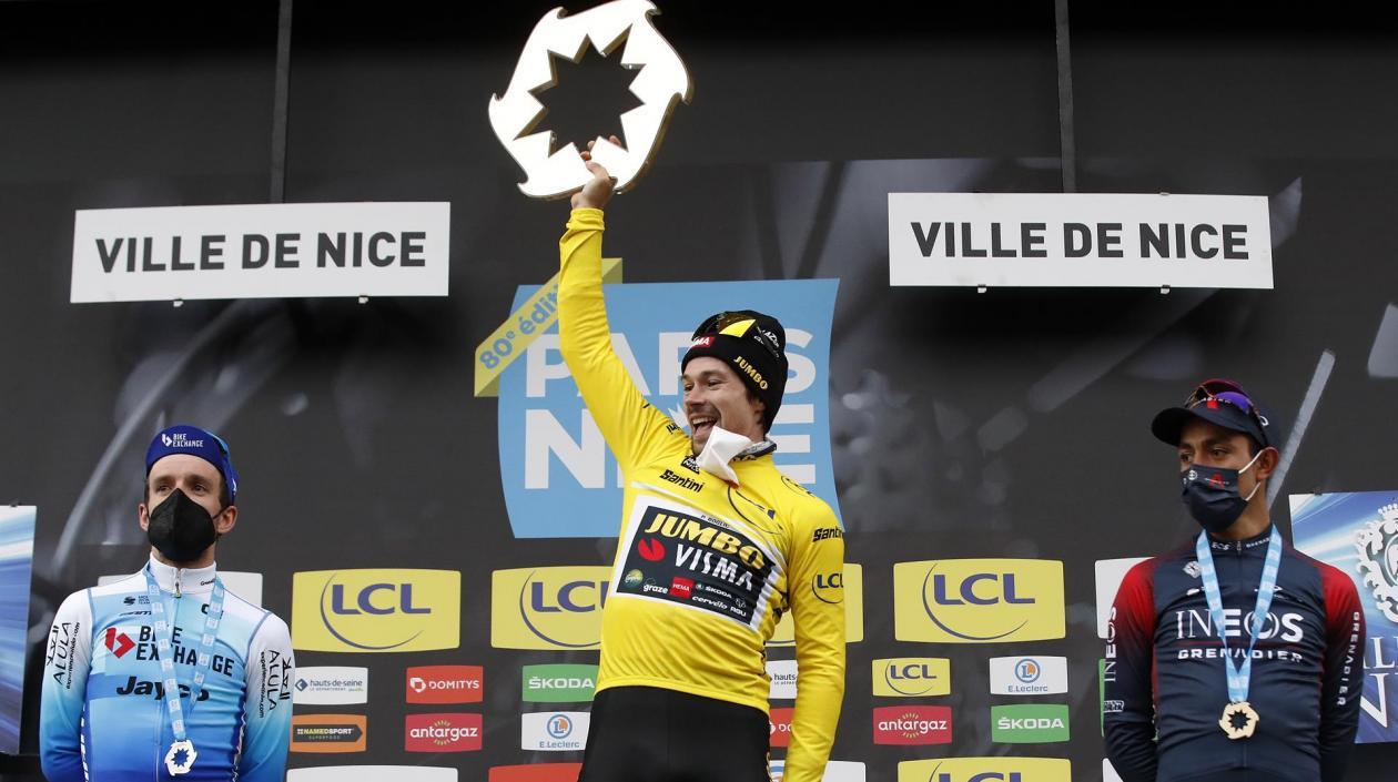 Primoz Roglic sostiene el trofeo de campeón de la París Niza. 