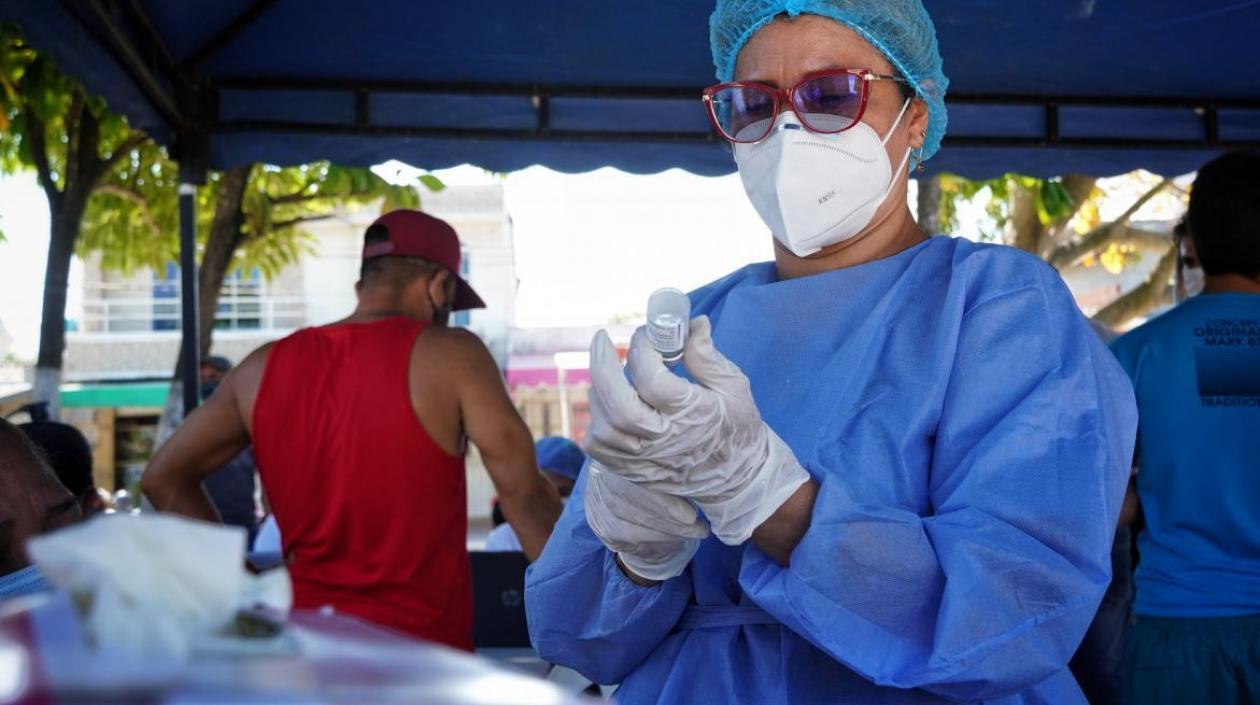 Los colombianos siguen acudiendo a los puestos de vacunación.
