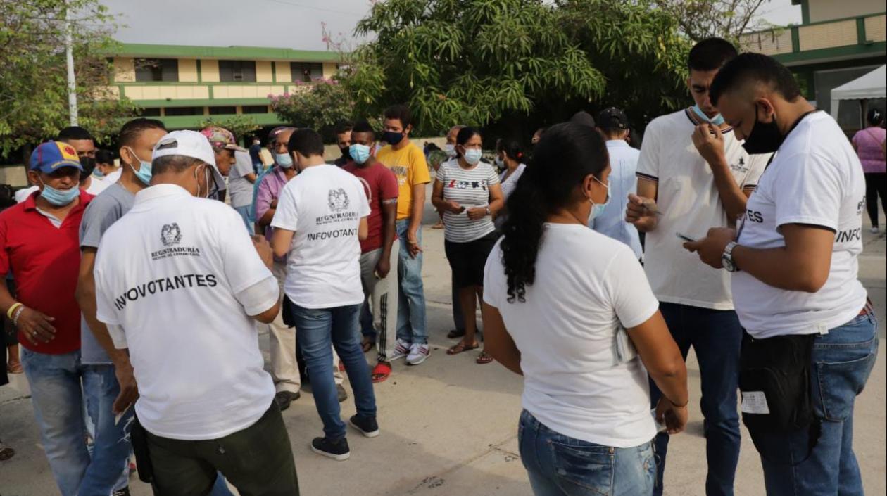 Funcionarios de Registraduría y los votantes.