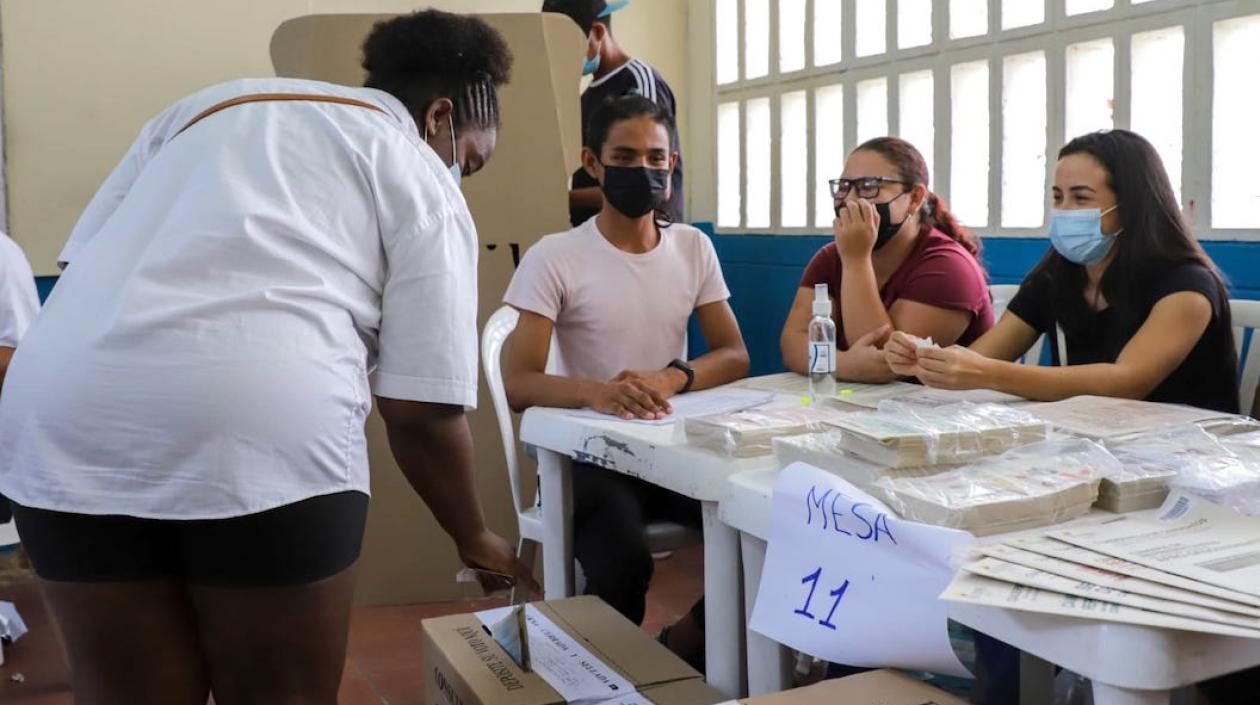 Una ciudadana ejerciendo el derecho al voto.