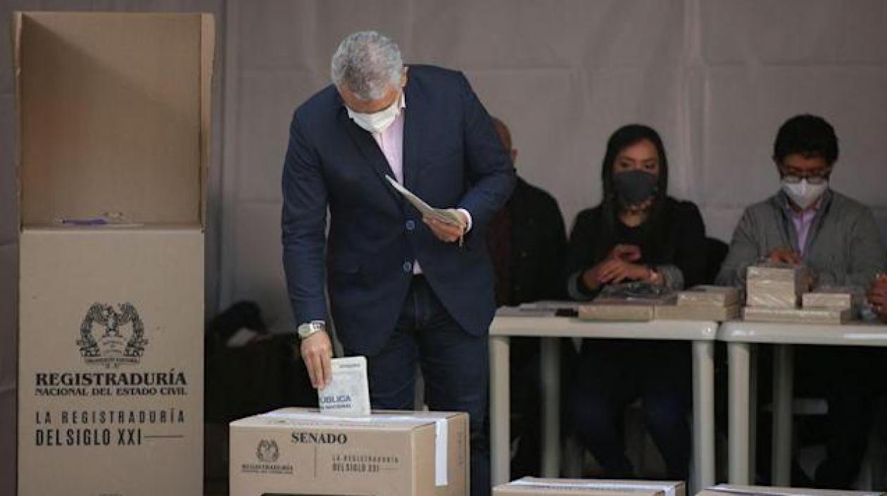 Momento en el que el presidente Duque deposita su voto.