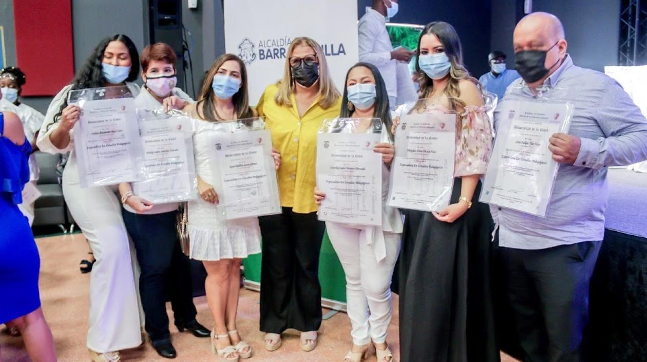 Docentes beneficiados con las becas.