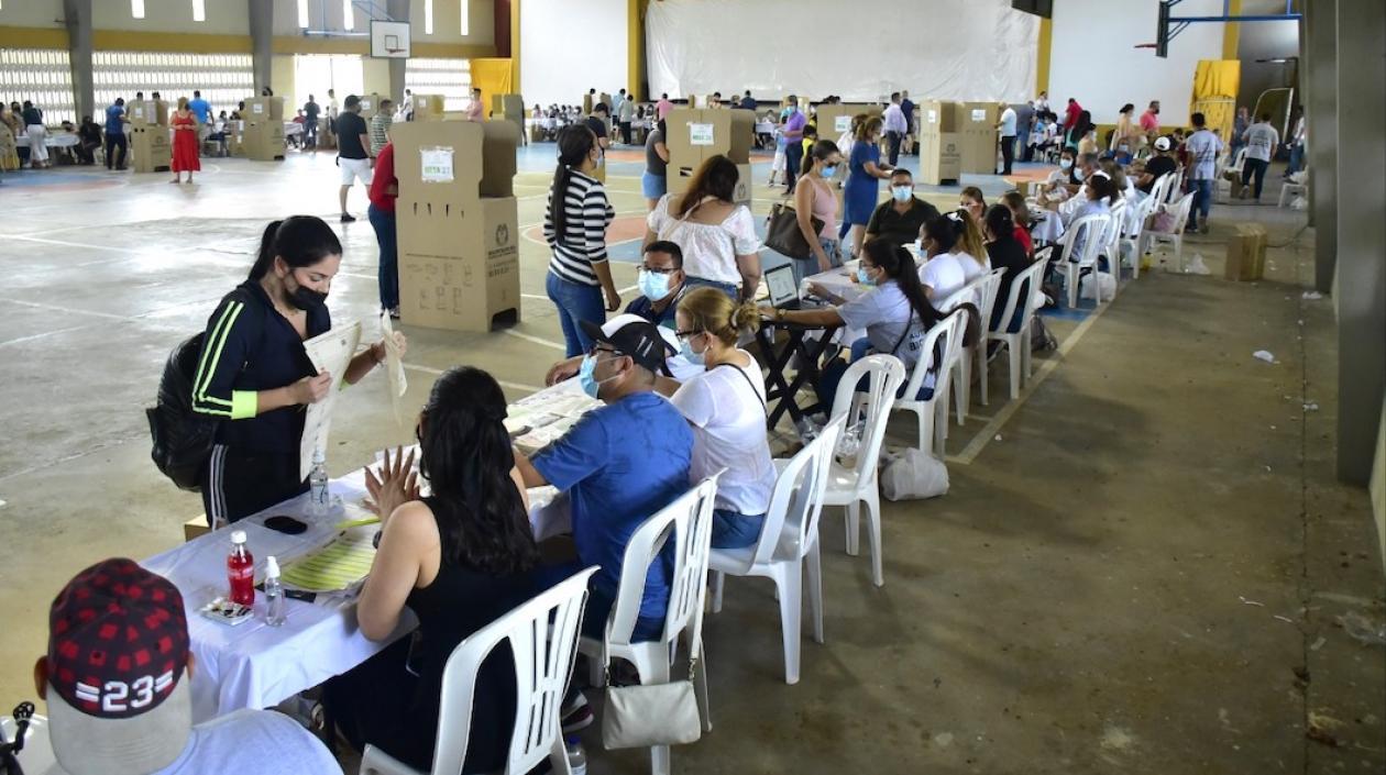 Ciudadanos acudiendo a las urnas en Barranquilla.