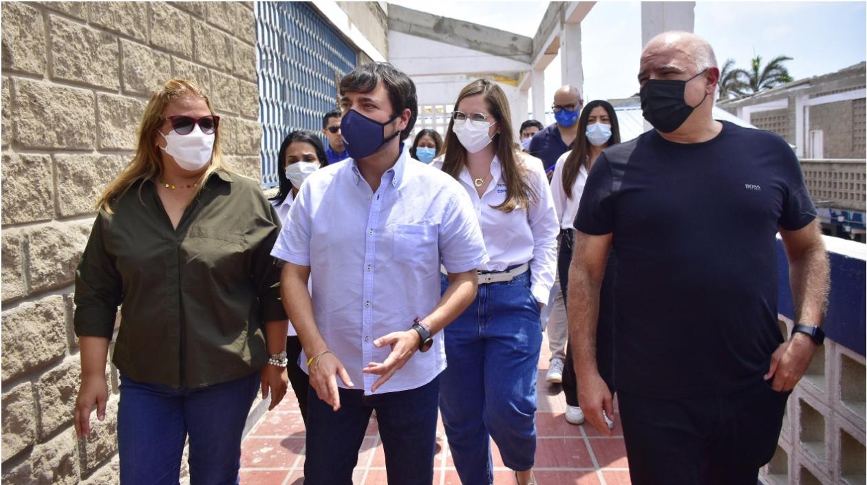 Secretaria de Educación, Bibiana Rincón; el alcalde Jaime Pumarejo y el COO de Tecnoglass, Christian Daes.