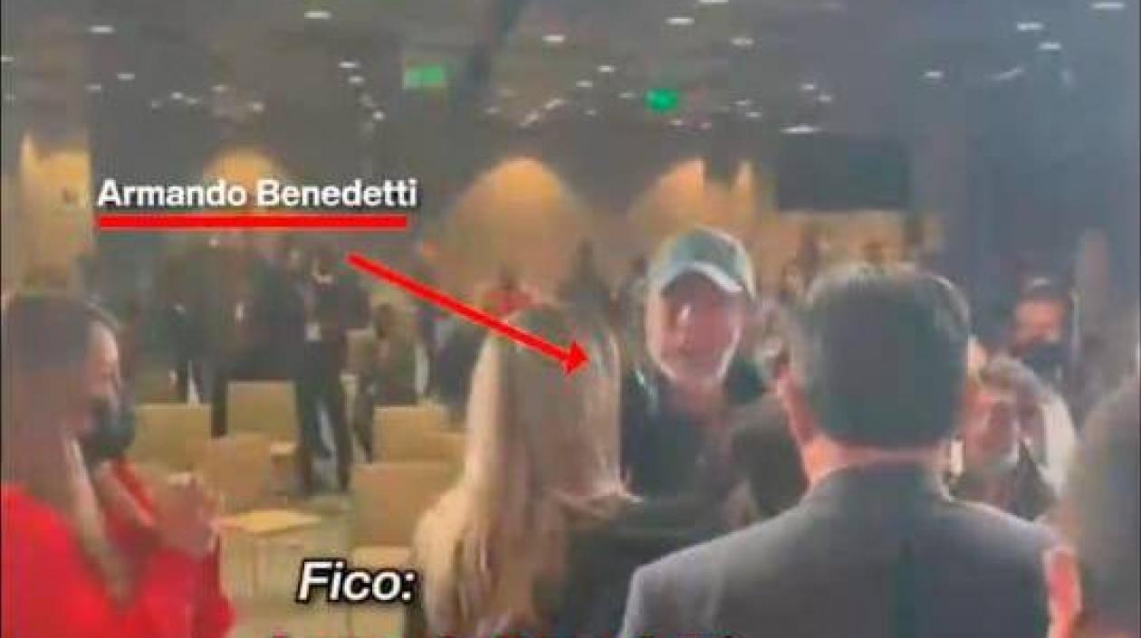 Momento en que Armando Benedetti intenta llegar a Fico Gutiérrez.