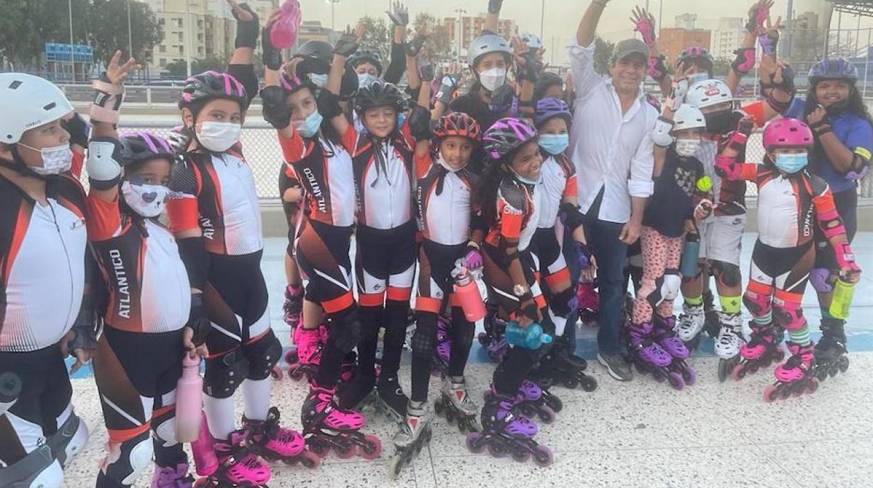 El exprecandidato Alex Char con un grupo de niños deportistas.