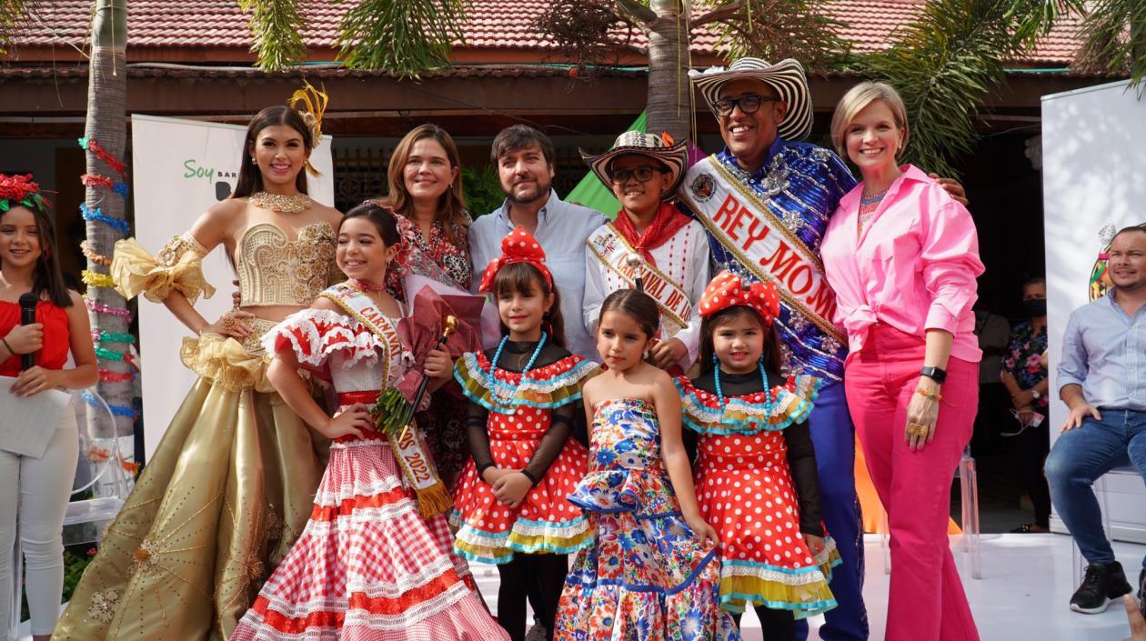 La monarquía carnavalera, con el alcalde Jaime Pumarejo.