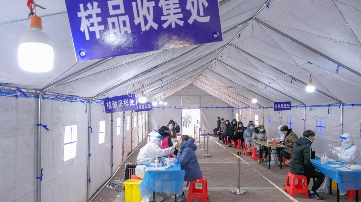 Los casos vinculados a China y otros países de Asia han provocado que la curva global de contagios semanales de Covid vuelva a subir.