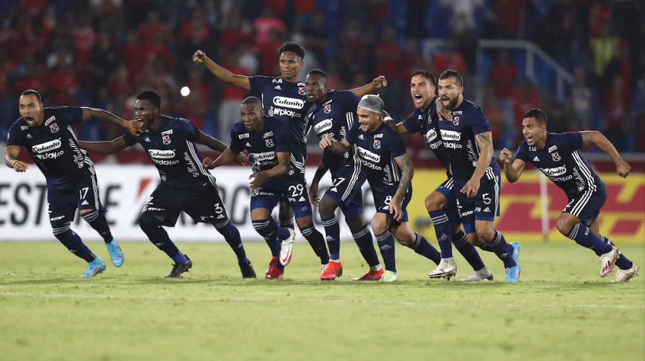Jugadores del DIM celebrando el paso a la fase de grupos en Copa Sudamericana.