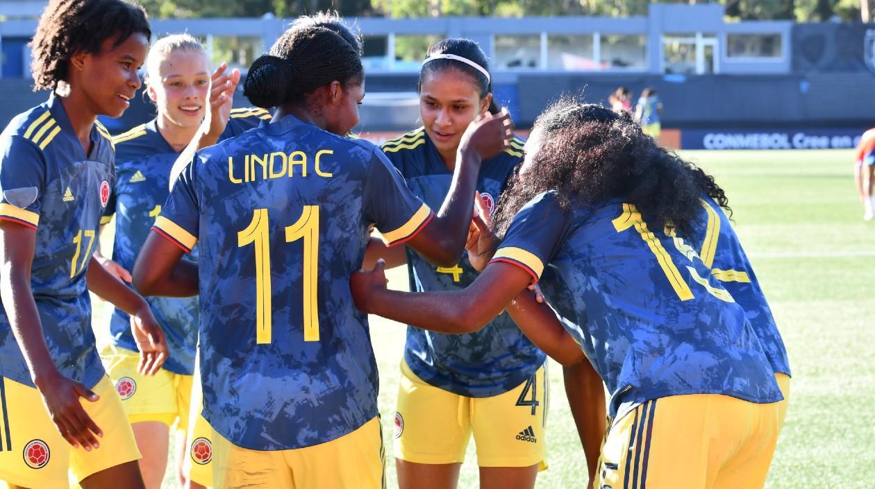 Linda Caicedo celebra el primer gol de Colombia. 