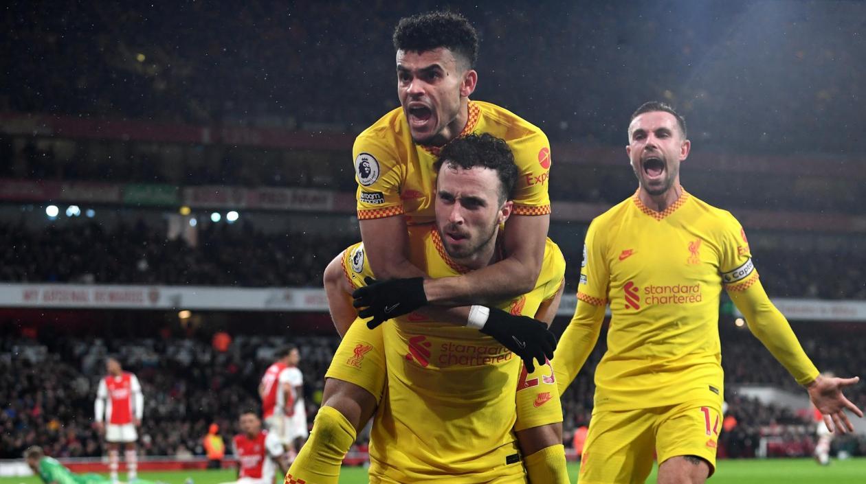 Luis Díaz celebra con Jota tras el primer gol. 