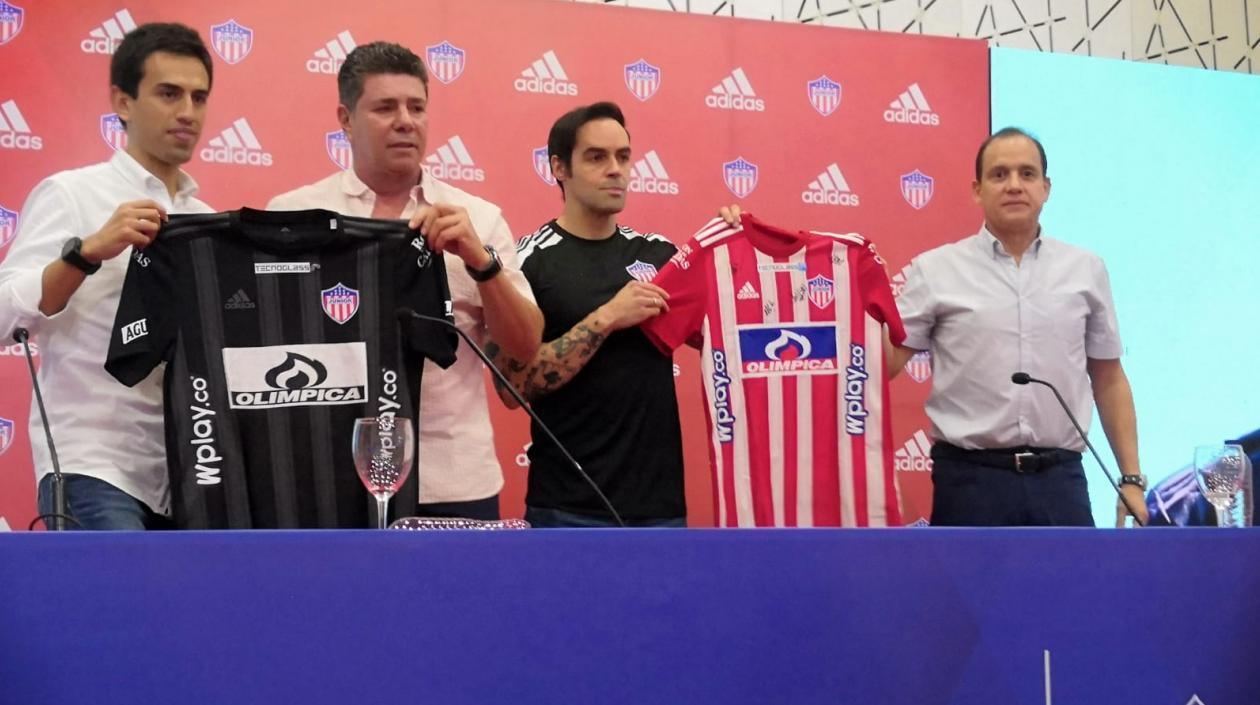Presentación de la nueva camiseta de Junior.