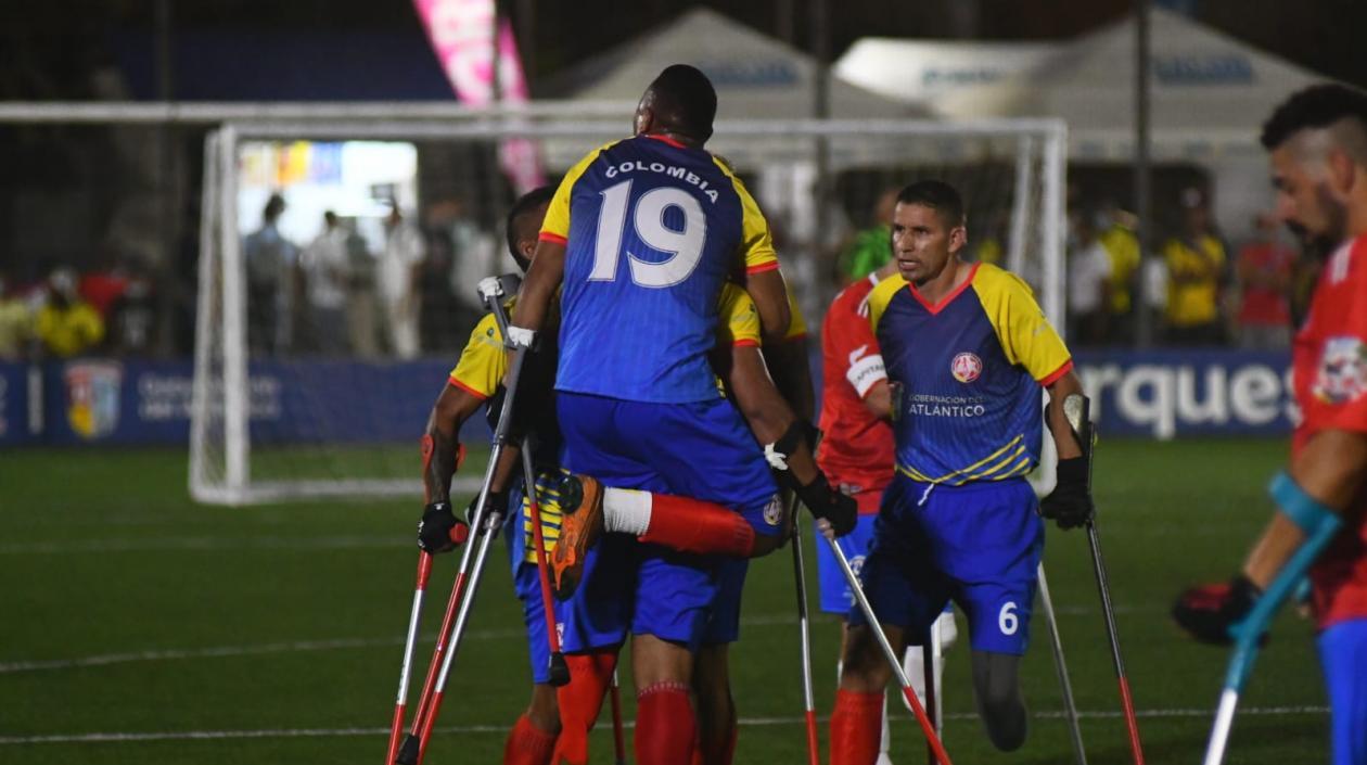 Jugadores de Colombia celebran un gol. 
