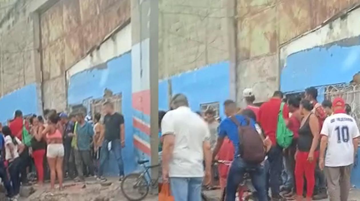 Las personas aglomeradas en el lugar donde fue asesinado el hombre. 