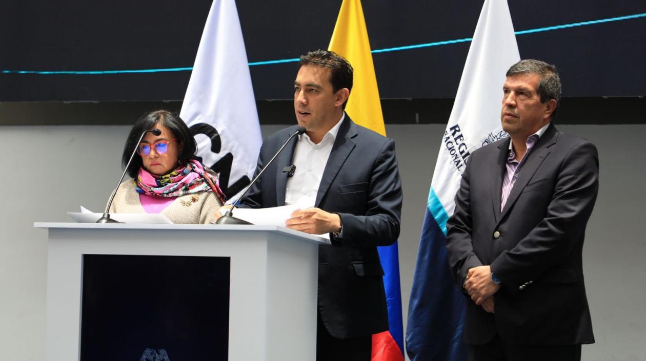 Alexander Vega, Registrador, y la presidenta de la CNE, Doris Ruth Méndez Cubillos.