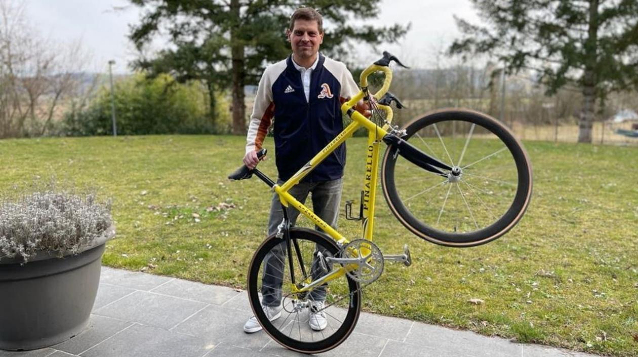 Jan Ullrich con la bicicleta a subastar. 