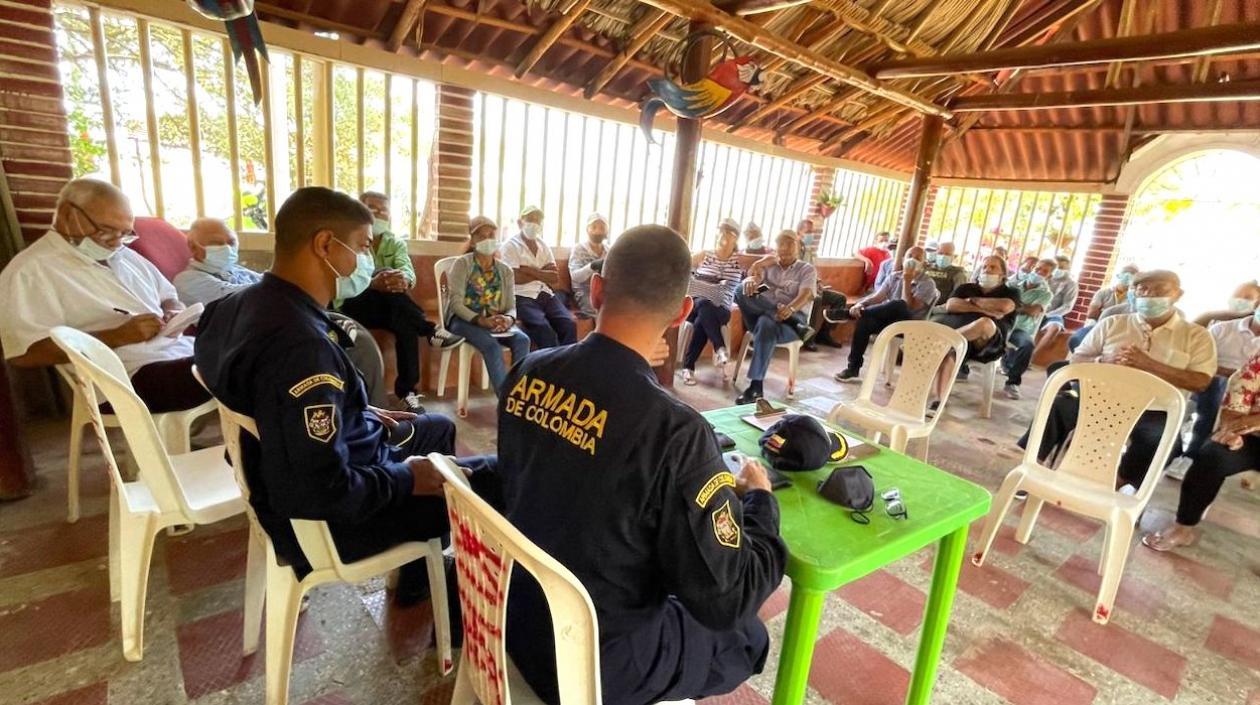 Oficiales de la Dimar reunidos con la comunidad Mokaná en Tubará.