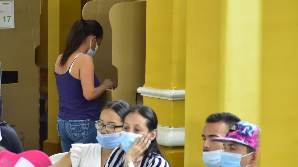 Ciudadanos participando en la jornada democrática.