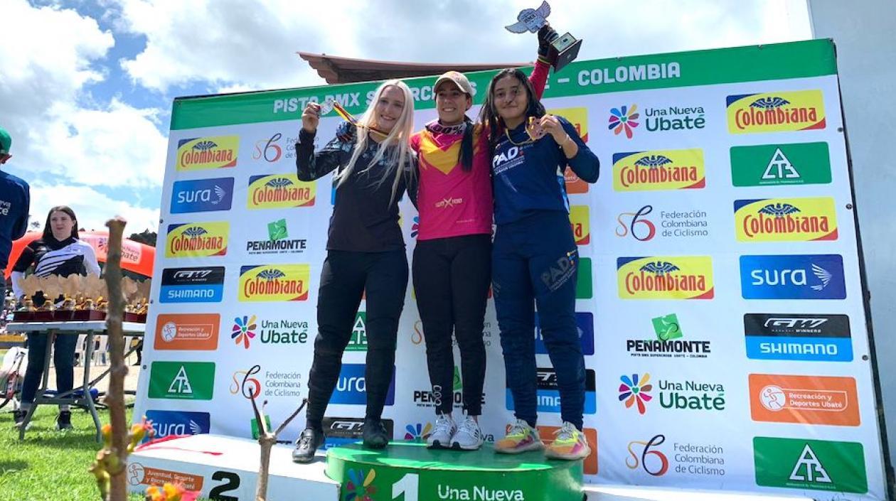 Sharid Fayad compartiendo podio con Mariana Pajón y Vineta Peterson de Latvia.