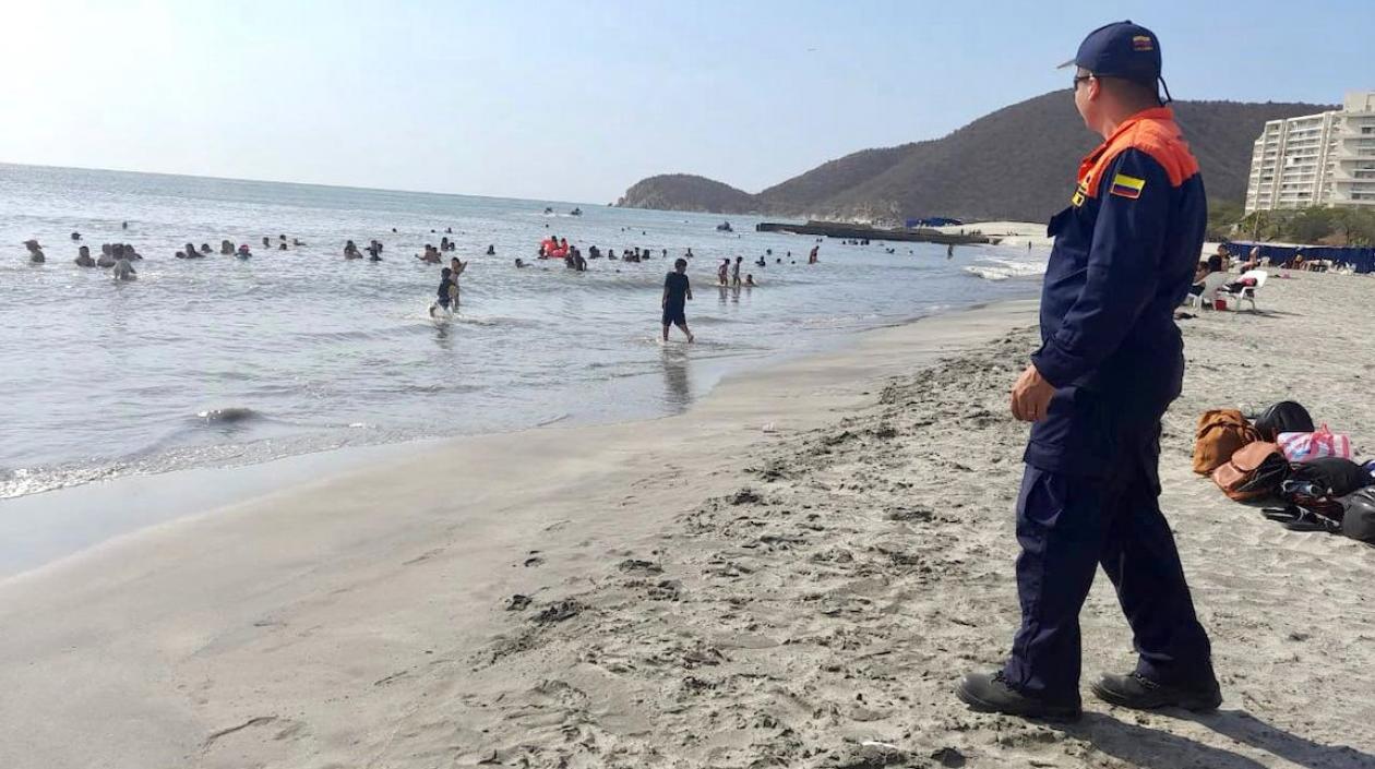 Oficiales de la Dimar ejerciendo control en las playas de Santa Marta.