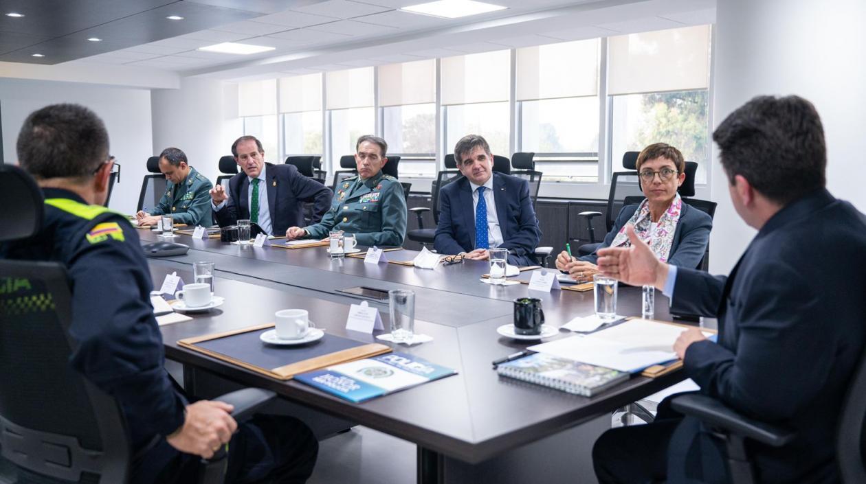 La directora general de la Guardia Civil española, María Gámez (2d) y el ministro de Defensa de Colombia, Diego Molano (d) hoy, en Bogotá.