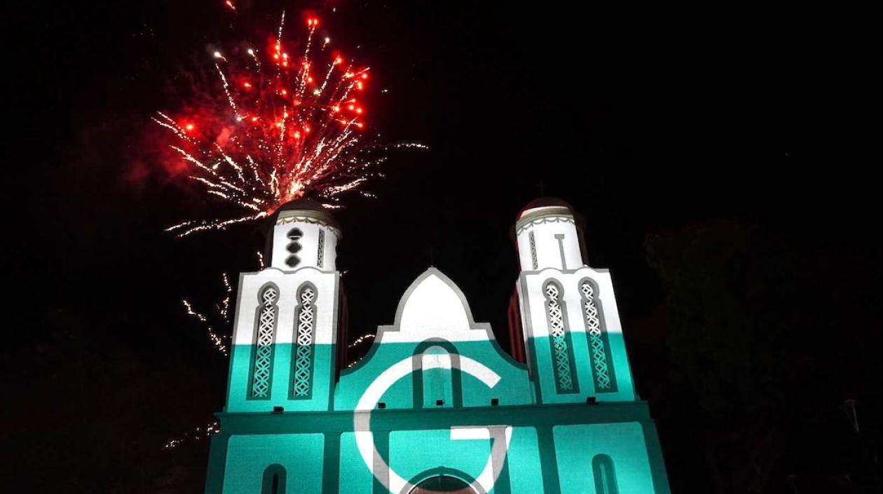 Fuegos artificiales en medio de la celebración.
