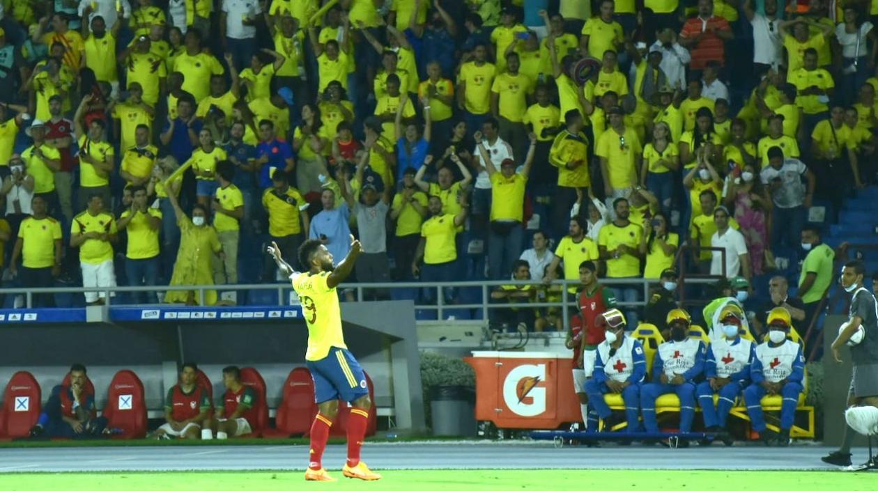 Miguel Ángel Borja celebrando el segundo gol colombiano.