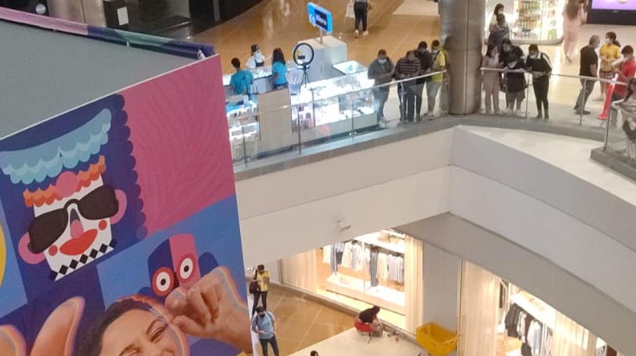 Varias personas miran hacia el primer piso donde quedó tendido el joven. 