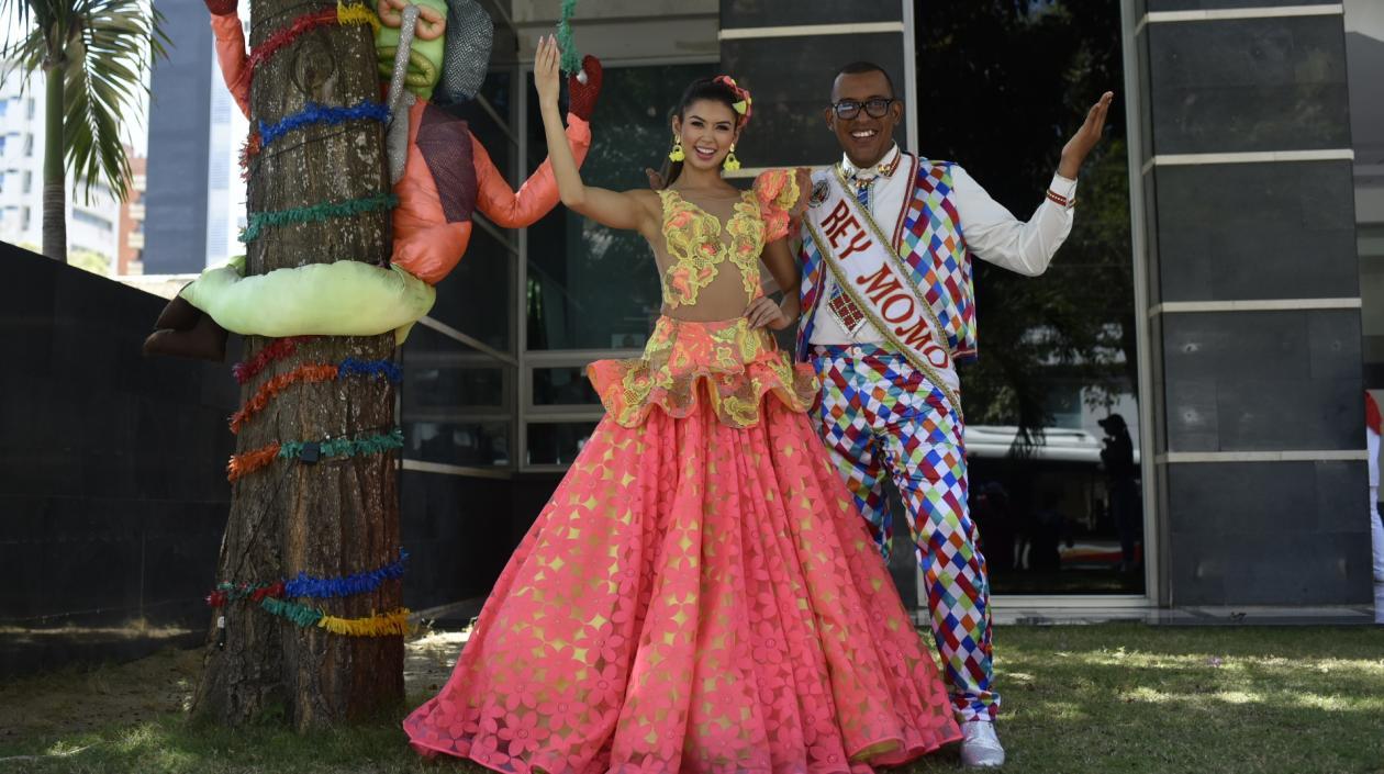 Reina del Carnaval 2022, Valeria Charris Salcedo, y el Rey Momo, Kevin Torres.