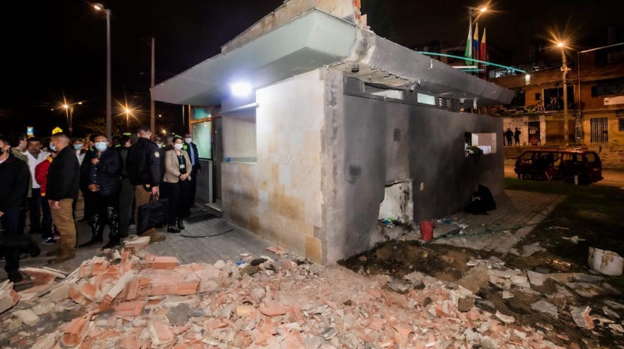 El CAI destruido durante el atentado terrorista.