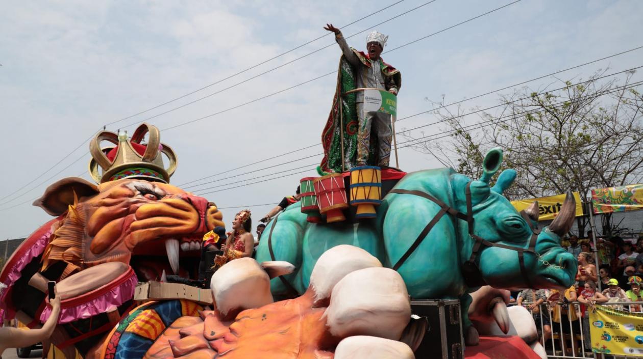 El Rey Momo, Kevin Torres, en su carroza.