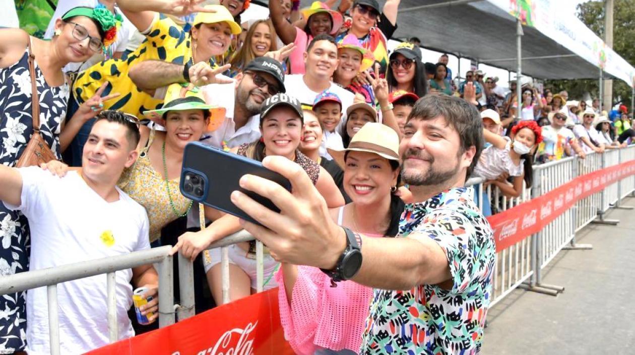 El Alcalde Jaime Pumarejo durante su presencia en la Batalla de Flores.