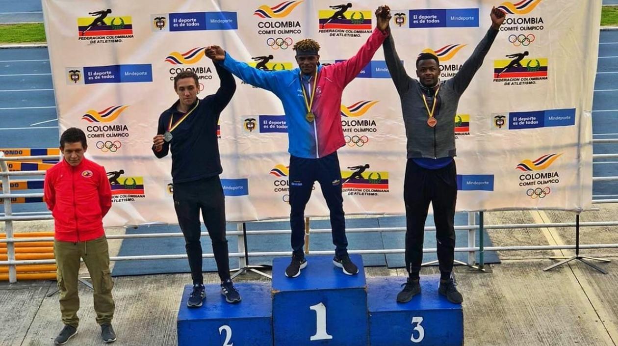 Raúl Mena con la medalla de oro. 