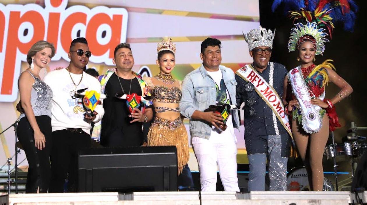 Los reyes del Carnaval 2022 con los homenajeados.