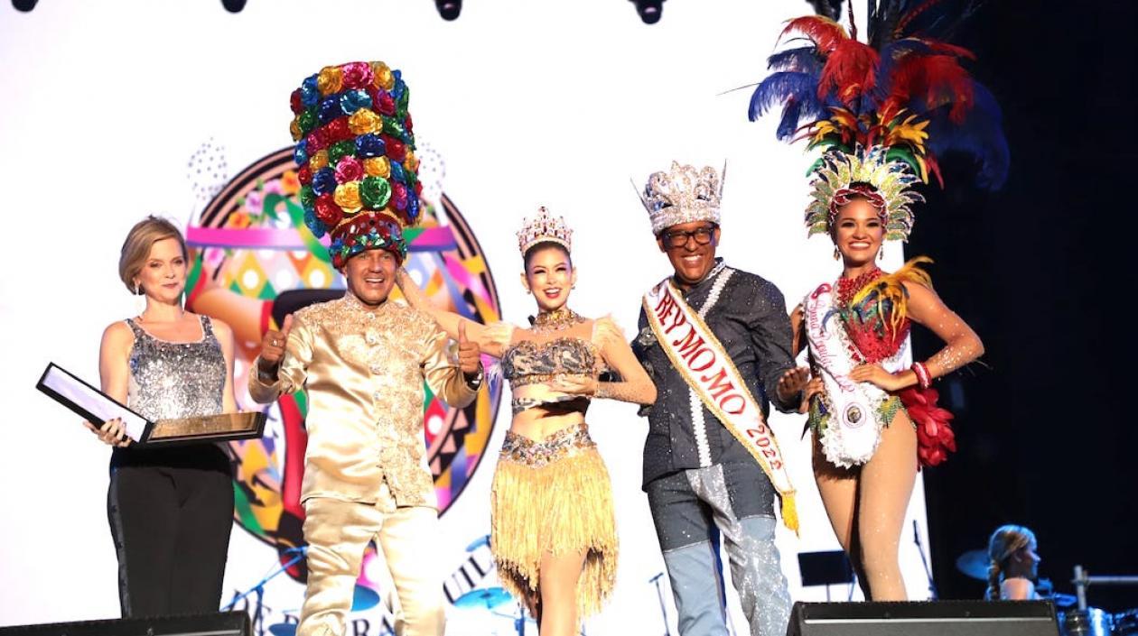 Checo Acosta tras recibir el reconocimiento.