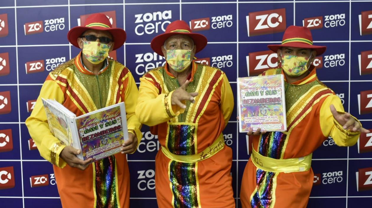 Gaby y sus rezanderos.