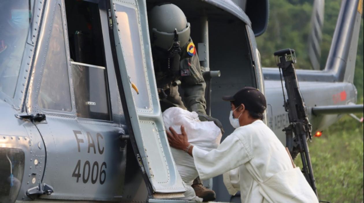 Personal de la Fuerza Aérea en la evacuación.
