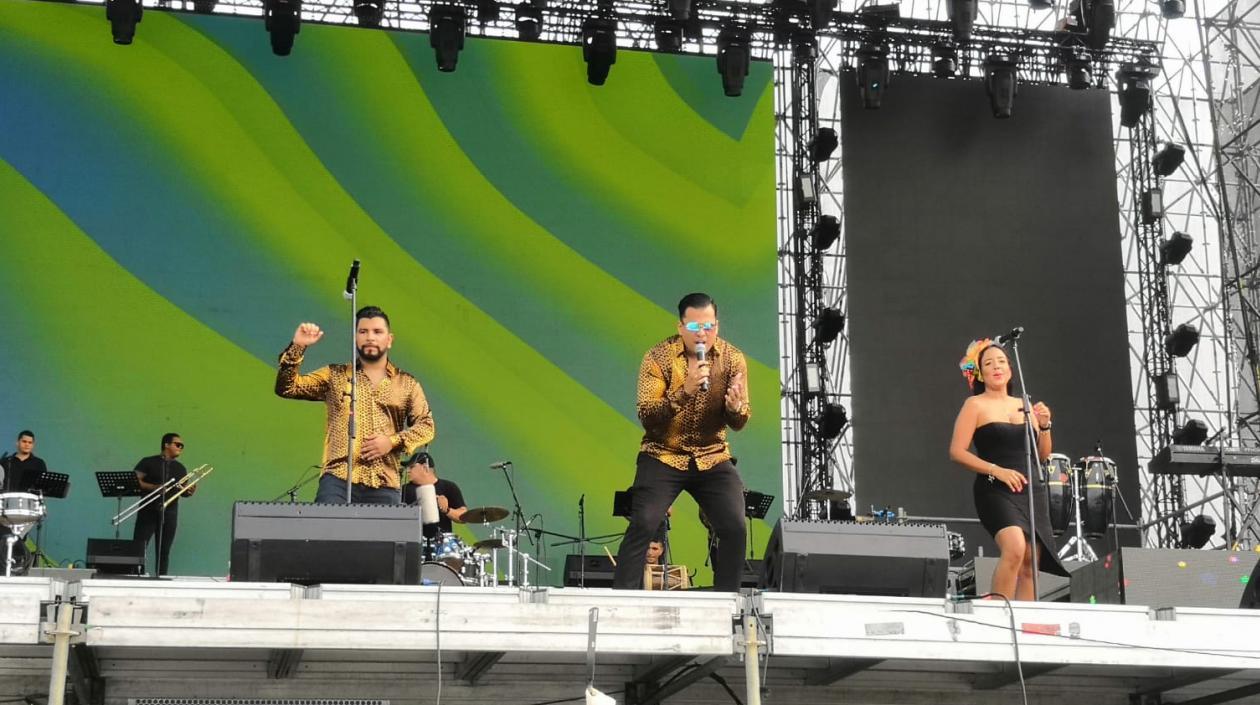 La Orquesta La Bandola en tarima.